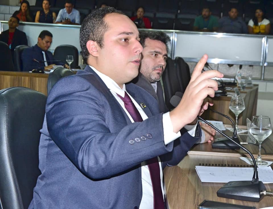 Abandono de animais é caso de saúde pública, diz vereador Victor Hugo