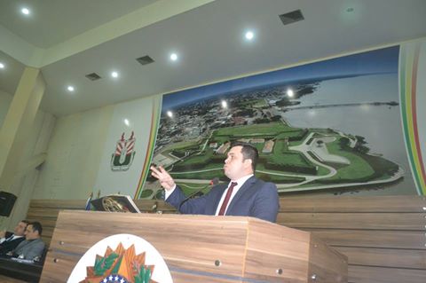 Acácio Favacho exige transparência na contratação de empresa para cuidar da iluminação pública.