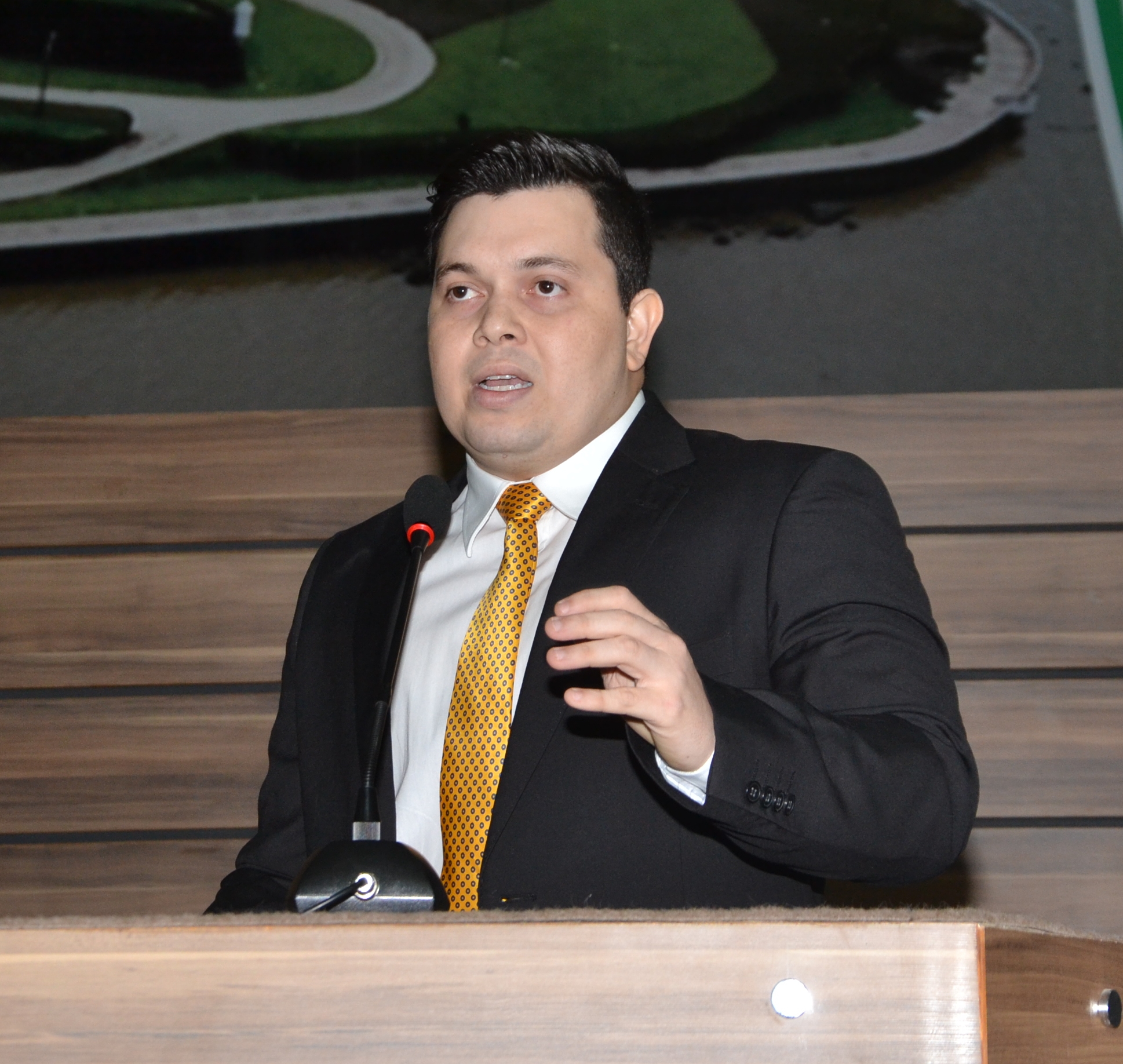 Acácio Favacho ouve reivindicações de moradores do Jardim América