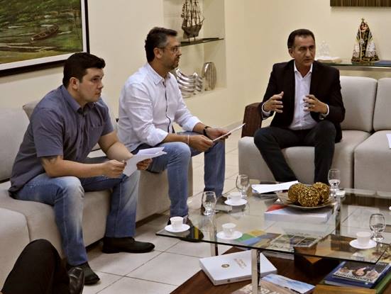 Acácio Favacho participa de reunião com o governador do Amapá