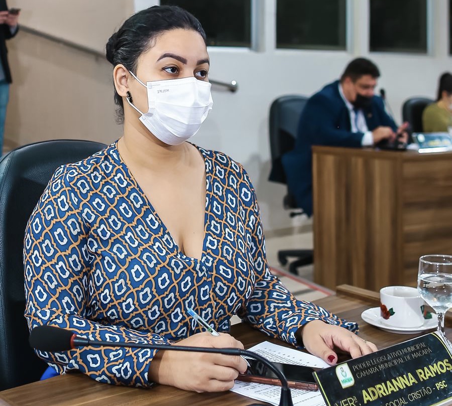 Adrianna Ramos pede melhorias para vias no Santa Rita e Marabaixo III, reforma em plauground de escola e guarda corpo para orla