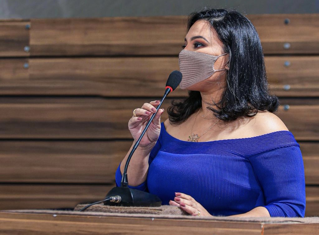 Adrianna Ramos solicita estudos e levantamento de servidores para a realização de Concurso Público na CMM