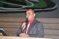 Auciney Maciel critica a falta de iluminação pública na cidade.