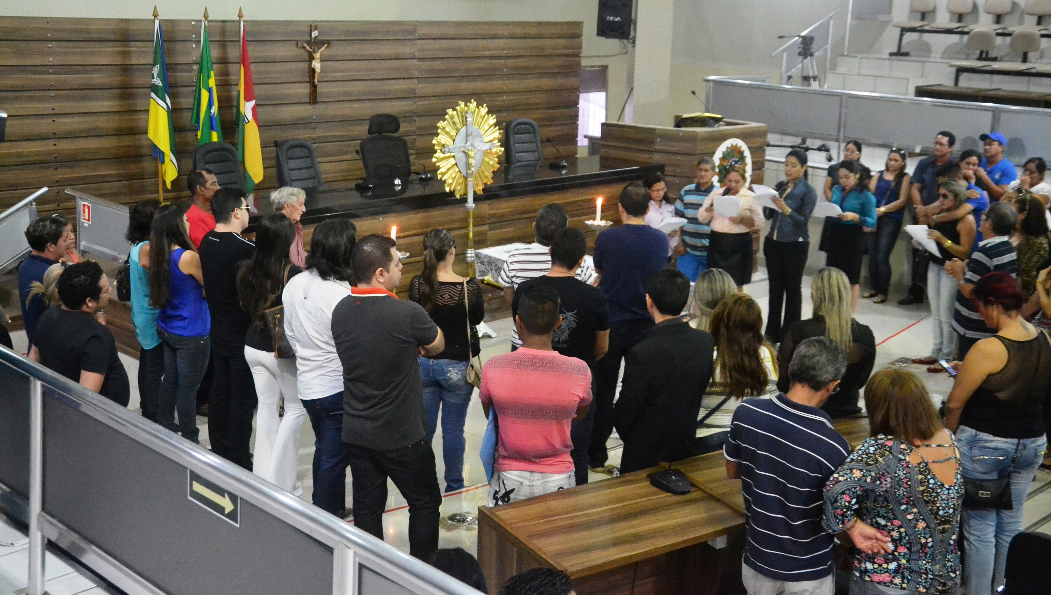 Autoridades e familiares prestam últimas homenagens a Zeca Madeireiro na Câmara de Vereadores de Macapá.