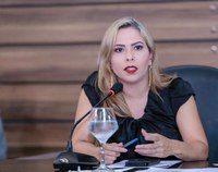 Bruna Guimarães cobra da PMM serviços de tapa buracos