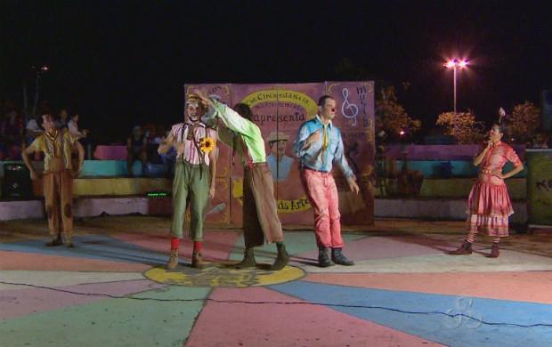 Caetano Bentes presta homenagem a artistas e defende criação de espaço dedicado ao teatro experimental