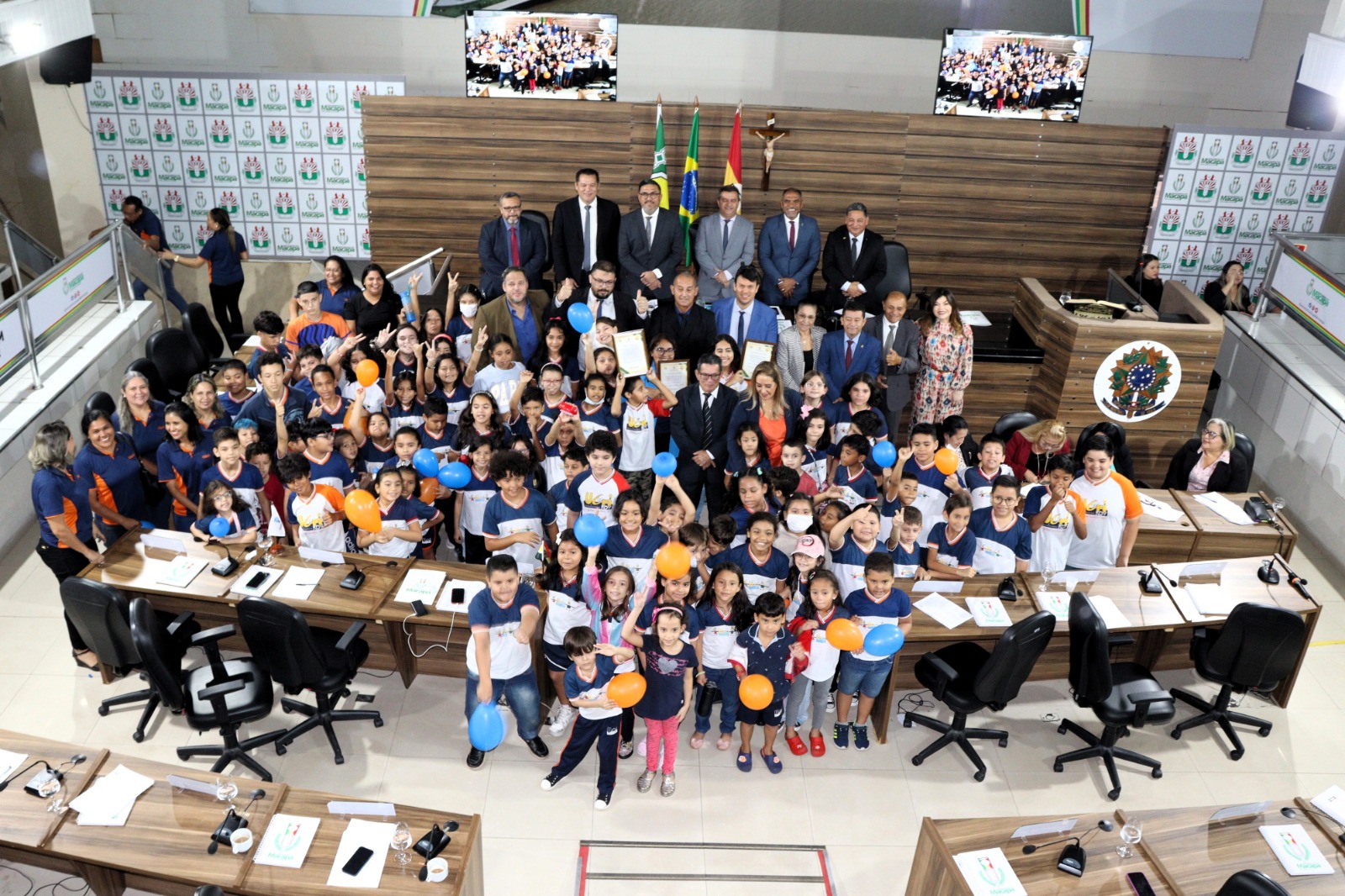 Câmara de Vereadores homenageia educadora e as crianças da Universidade UCRI