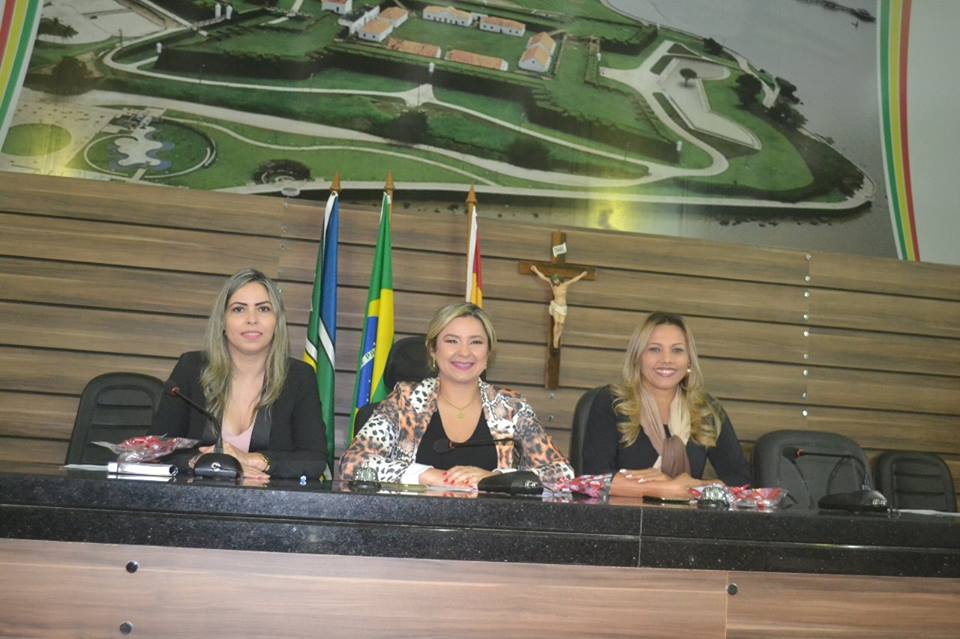 Câmara de Vereadores homenageia mães servidoras do Legislativo Municipal.