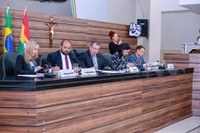 Câmara debate e aprova dezenas de proposições durante reunião ordinária.