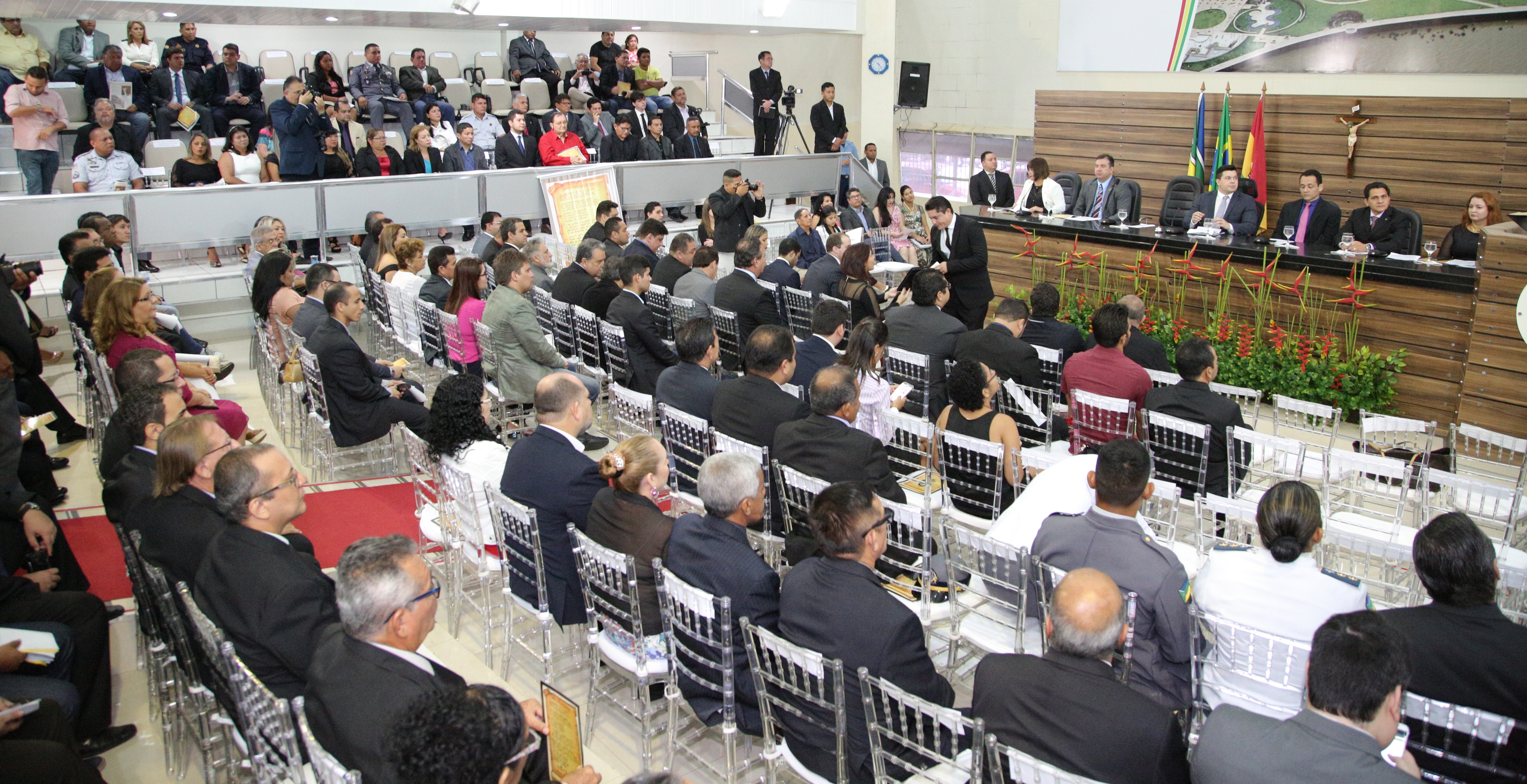 Câmara Municipal de Macapá homenageia personalidades durante sessão solene.