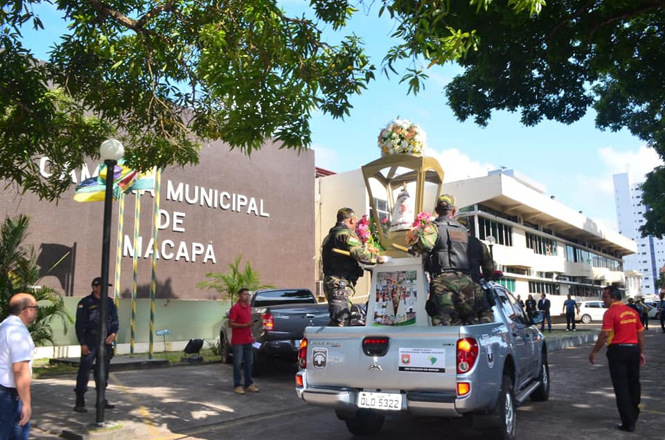 Câmara Municipal de Macapá recebe visita da imagem peregrina de Nossa Senhora de Nazaré