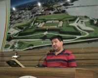 Carnavalesco autista usa Tribuna da Câmara para divulgar trabalho social de bloco.