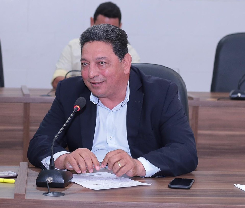 Cláudio Góes quer reposição de luminárias na Duca Serra