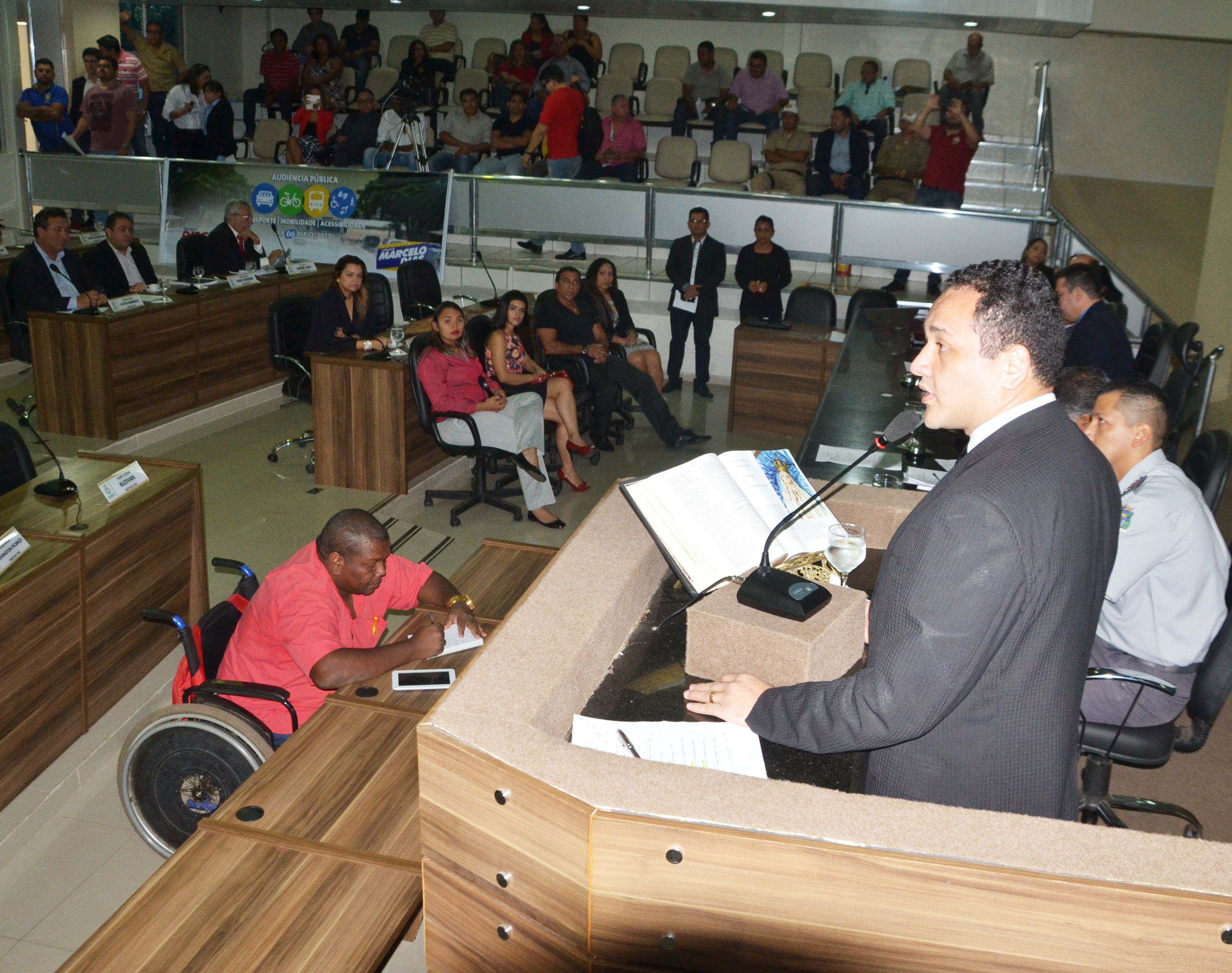 Comunidade cobra melhorias nas vias durante audiência pública na Câmara de Vereadores.   