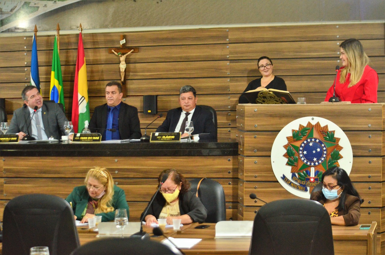 Deputada Aline Gurgel presta contas do mandato na Tribuna da Câmara Municipal de Macapá