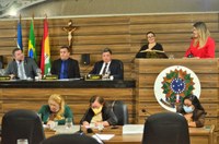 Deputada Aline Gurgel presta contas do mandato na Tribuna da Câmara Municipal de Macapá