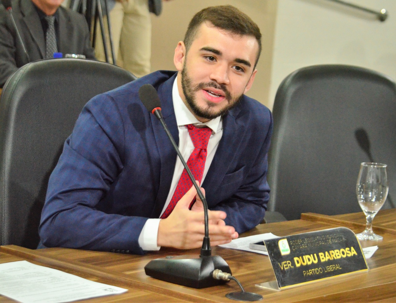 Dudu Barbosa solicita serviços de limpeza e roçagem na Rua Claudomiro de Moraes