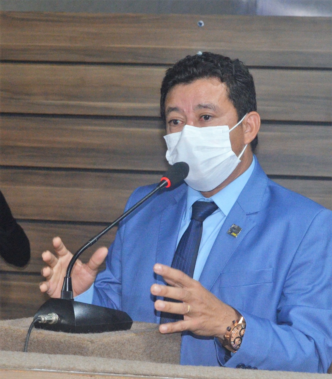 Edinoelson Careca solicita reforma do banheiro da Praça do Barão