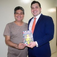 Escritor presenteia Acácio Favacho com livro de sua autoria e agradece pelo incentivo à cultura