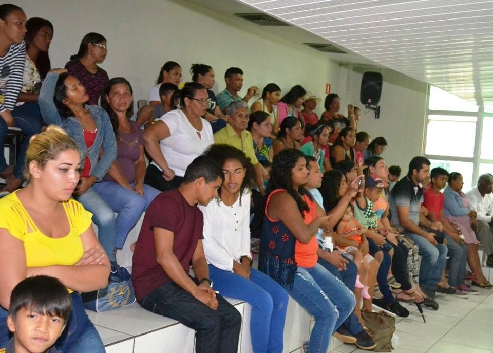 Famílias ameaçadas de despejo em área de invasão no bairro Buritis buscam apoio dos vereadores