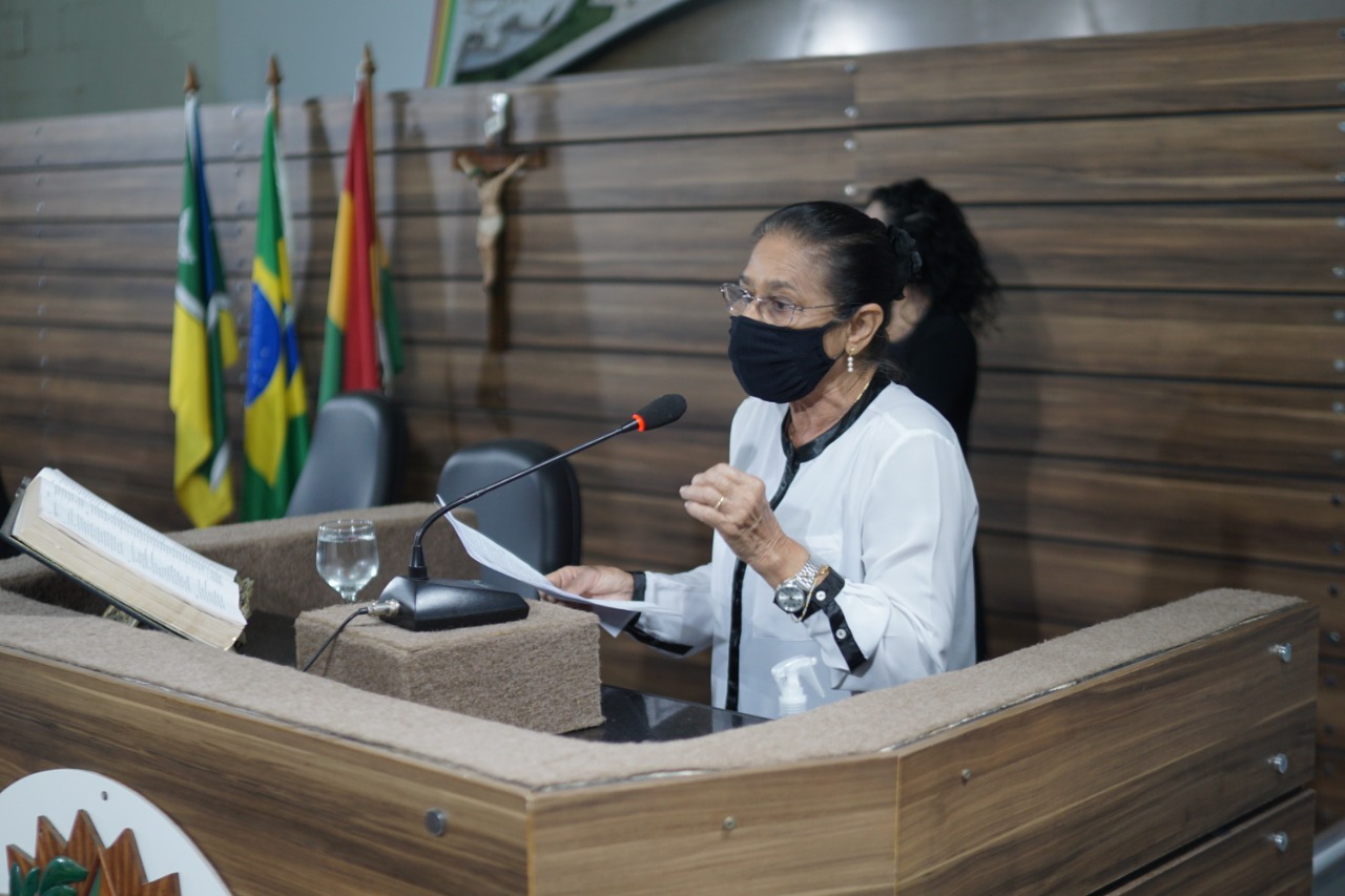 Janete Capiberibe cobra direitos devidos a professores municipais