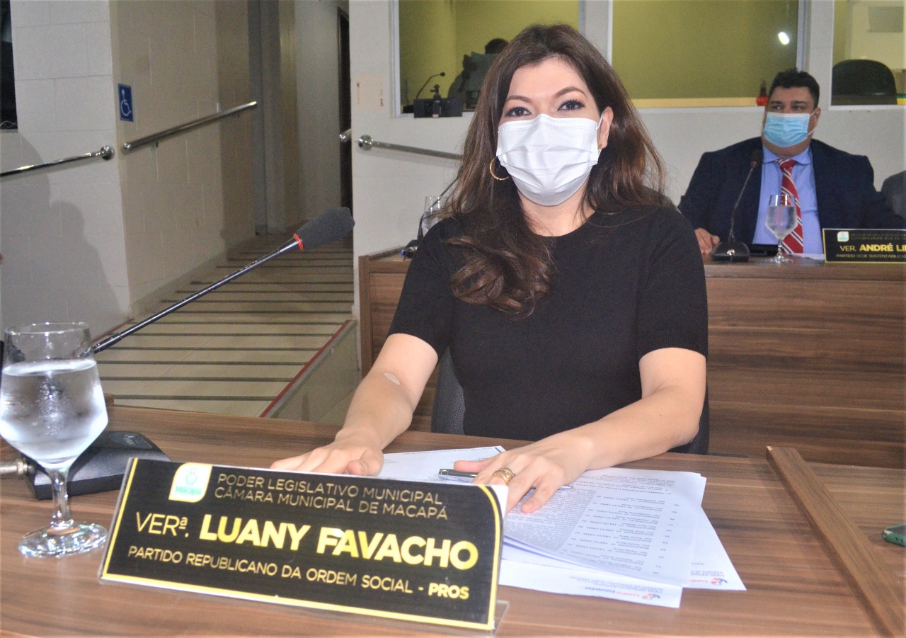 Luany Favacho pede melhorias em vias públicas de diversos bairros