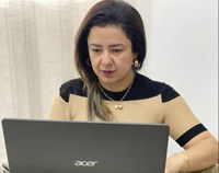 Maraína Martins cobra asfalto e iluminação pública para as ruas do bairro Ilha Mirim