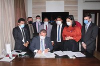 Prefeito em exercício Marcelo Dias sanciona Lei que beneficia moradores do Loteamento Açaí