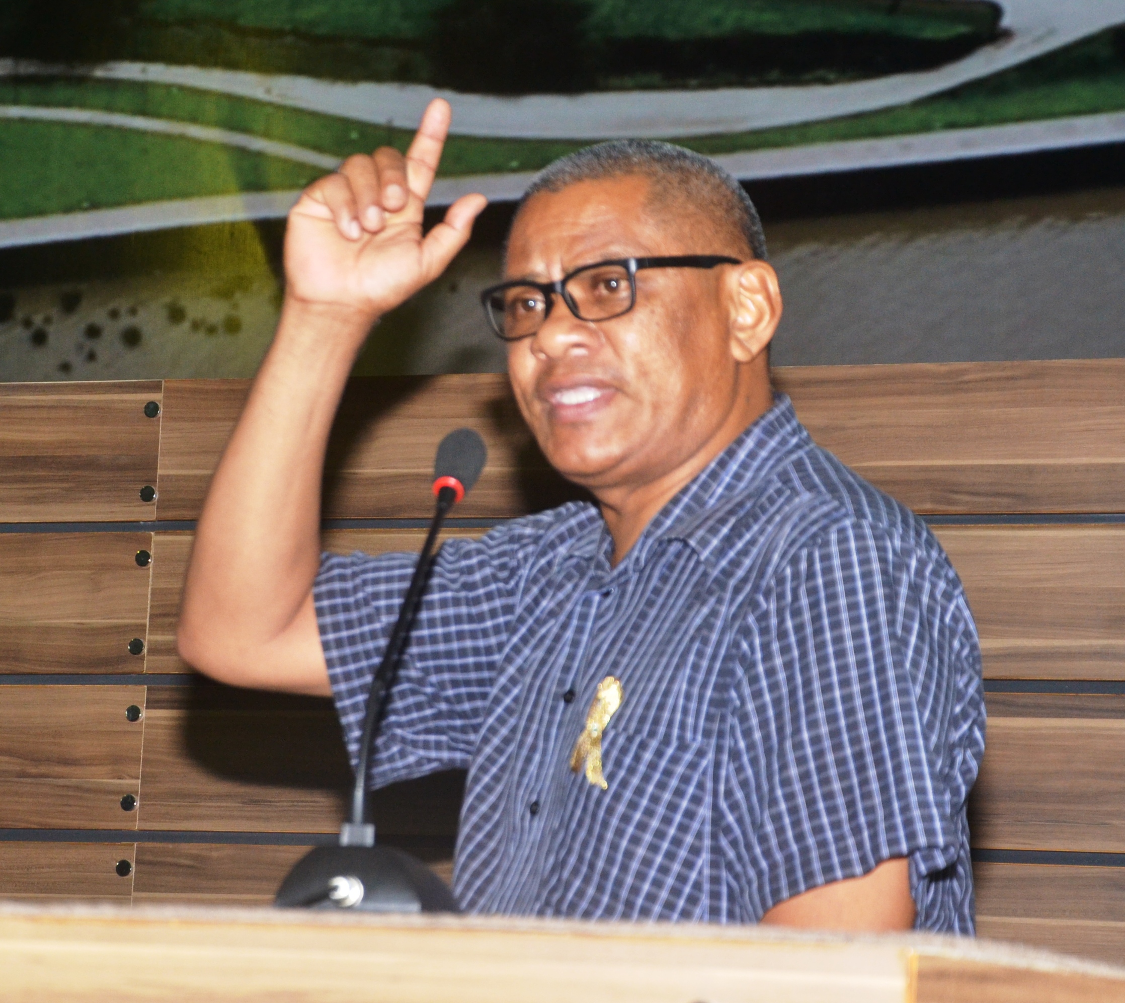 Padre Paulo Roberto do IJOMA usa a tribuna da Câmara Municipal de Macapá