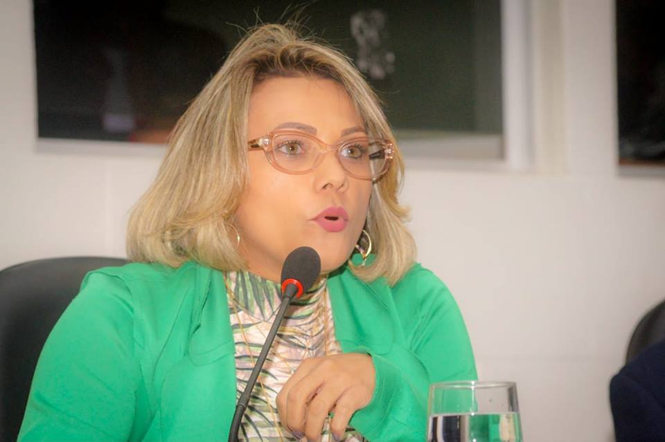 Patriciana Guimarães cobra melhorias para ruas do bairro Novo Horizonte.