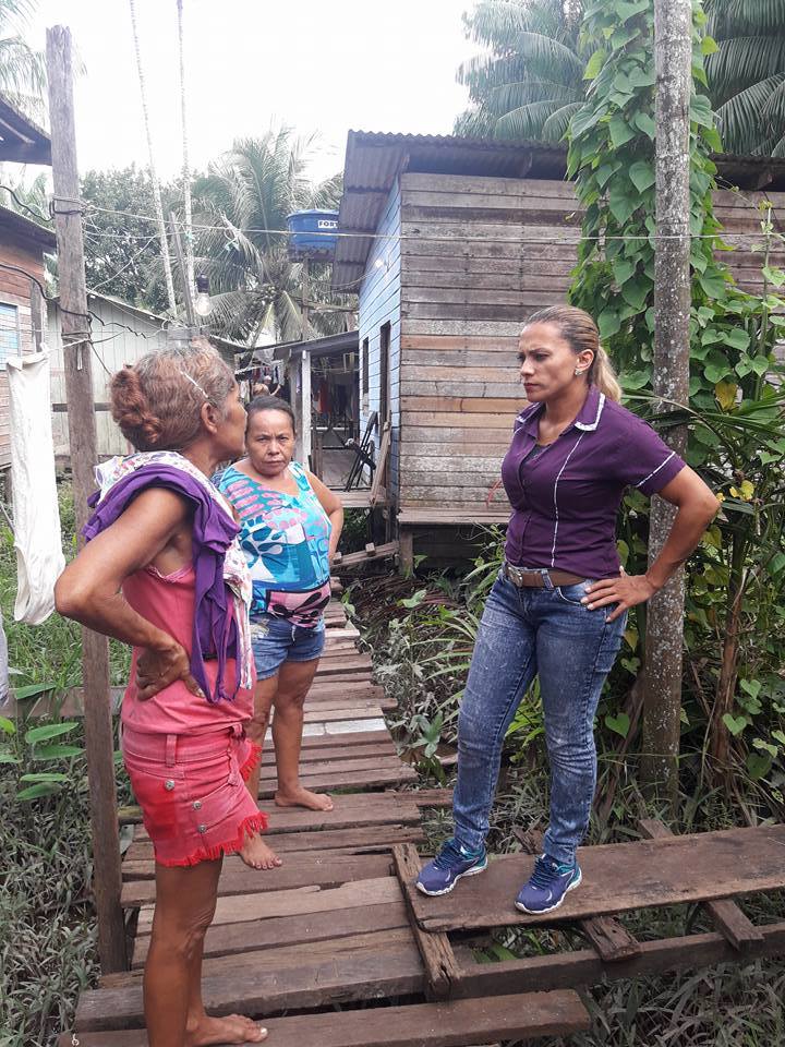 Patriciana Guimarães leva gabinete móvel popular até a comunidade.