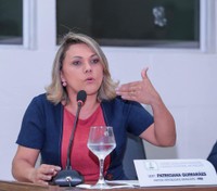 Patriciana Guimarães requer asfaltamento para o bairro Universidade