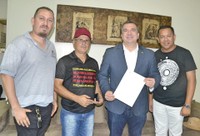 Prefeito em exercício recebe comissão de professores para tratar da pauta da categoria