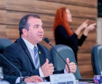 Presidente Marcelo Dias anuncia alteração no Regimento Interno para evitar faltas de vereadores.
