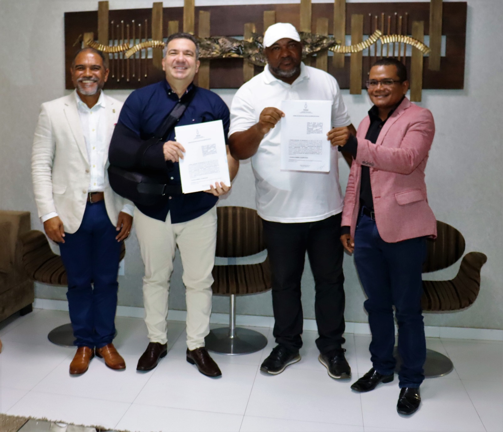 Presidente Marcelo Dias faz doação de kombi para atender moradores de rua