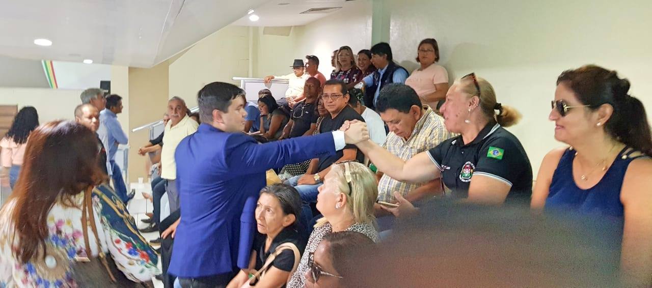 Servidores comemoram aprovação de gratificação salarial