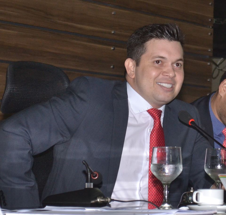 Vereador Acácio Favacho cobra mais investimentos para os bairros de Macapá.   