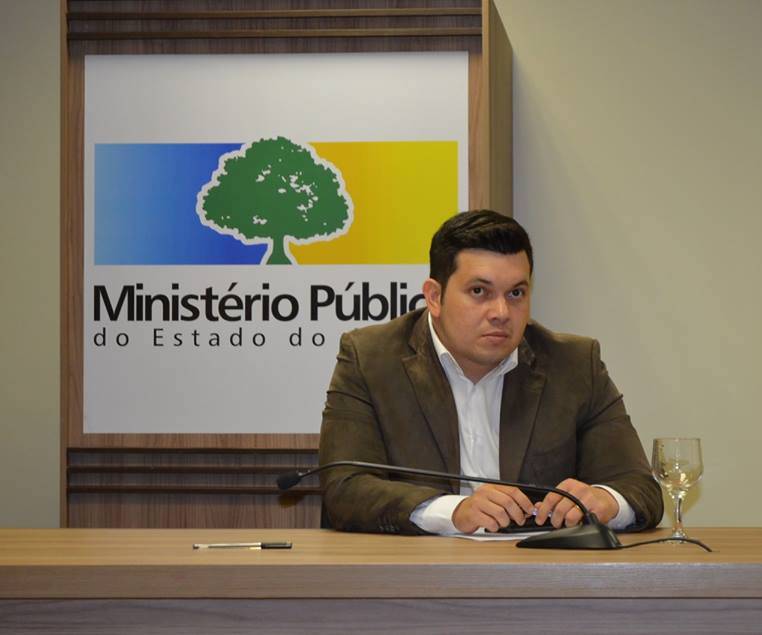 Vereador Acácio Favacho participa da solenidade de assinatura de TAC que transfere iluminação pública para a Prefeitura.