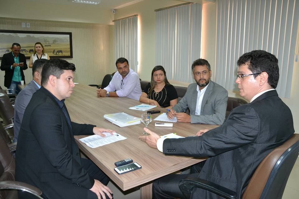 Vereador Acácio Favacho participa de assinatura de TAC que regulariza contratação de servidores municipais