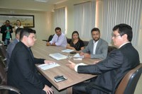 Vereador Acácio Favacho participa de assinatura de TAC que regulariza contratação de servidores municipais