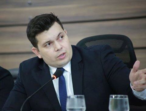 Vereador Acácio Favacho pede asfaltamento para o bairro Açaí