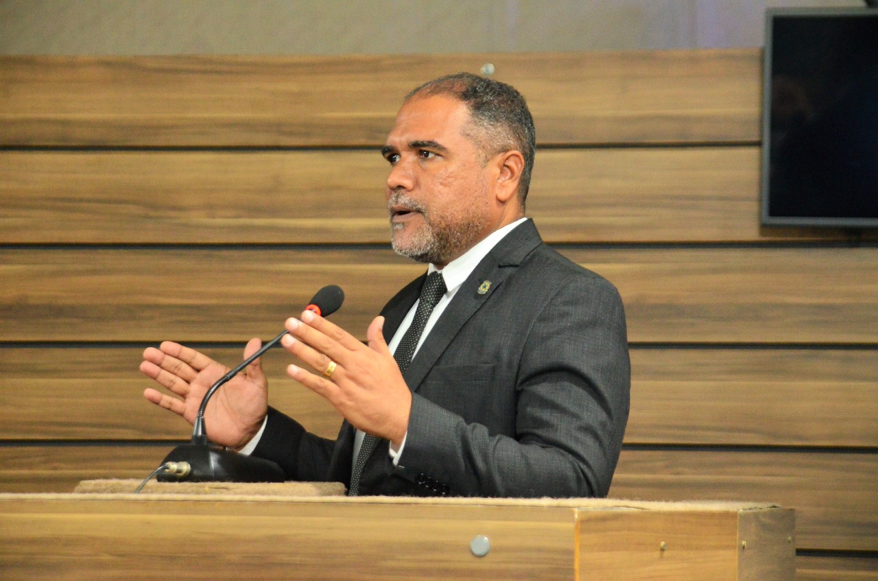 Vereador Alexandre Azevedo articula terraplanagem e asfaltamento para o Jardim Caranã