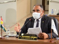 Vereador Alexandre Azevedo cobra serviço de tapa-buracos para o Boné Azul