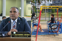 Vereador Alexandre Azevedo pede balanços adaptados para cadeirantes em espaços públicos