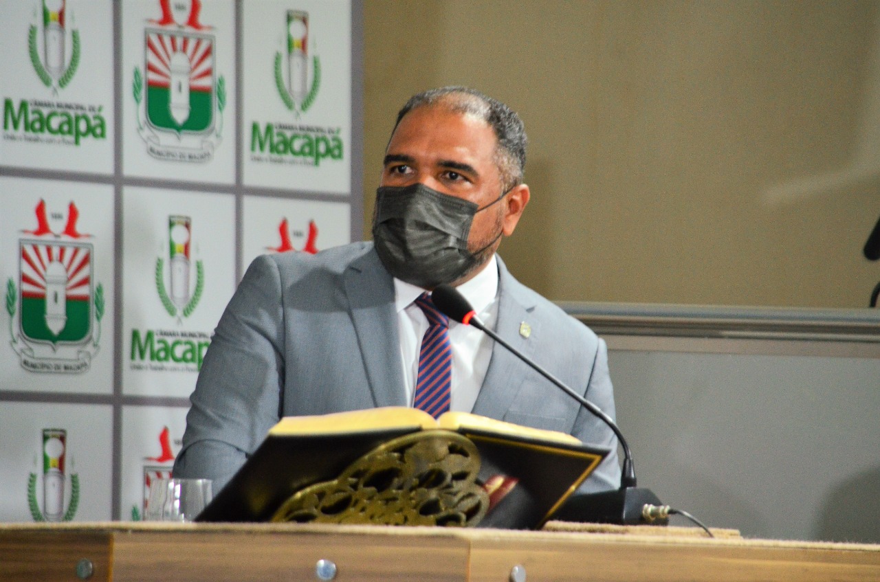 Vereador Alexandre Azevedo reclama da falta de professores na EMEF Professora Neosona, no Bairro Universidade