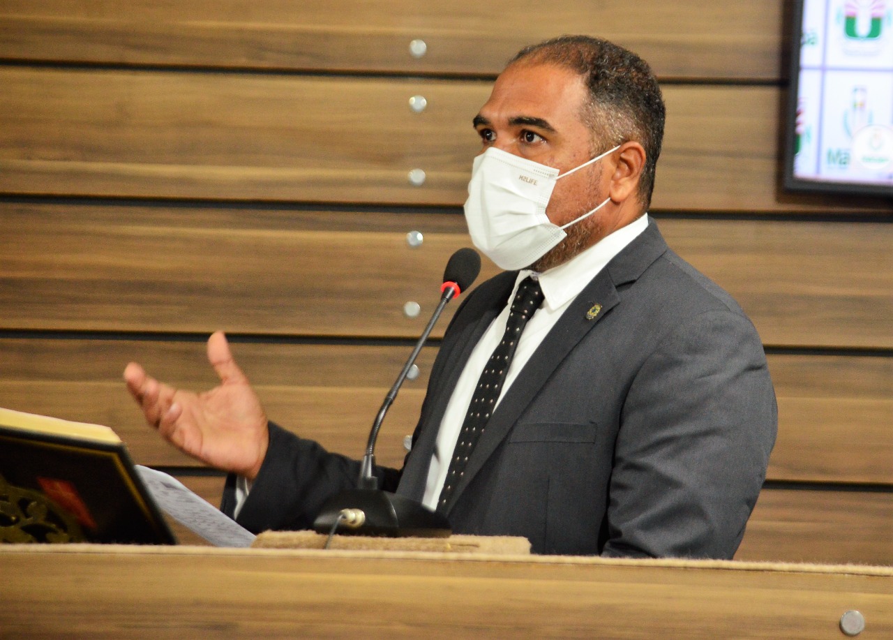 Vereador Alexandre Azevedo usa Tribuna e destaca obras inauguradas pelo prefeito Antônio Furlan na capital