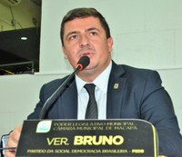 Vereador Bruno Santos pede apoio do senador Davi Alcolumbre para construção de arena de futebol na Praça Poeirão