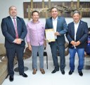Vereador Cláudio entrega título de “Cidadão de Macapá” ao presidente da Confederação Brasileira de Desporto Escolar