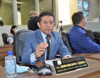 Vereador Edinoelson Careca cobra vários serviços para a Praça no Lago da Vaca, no Novo Horizonte