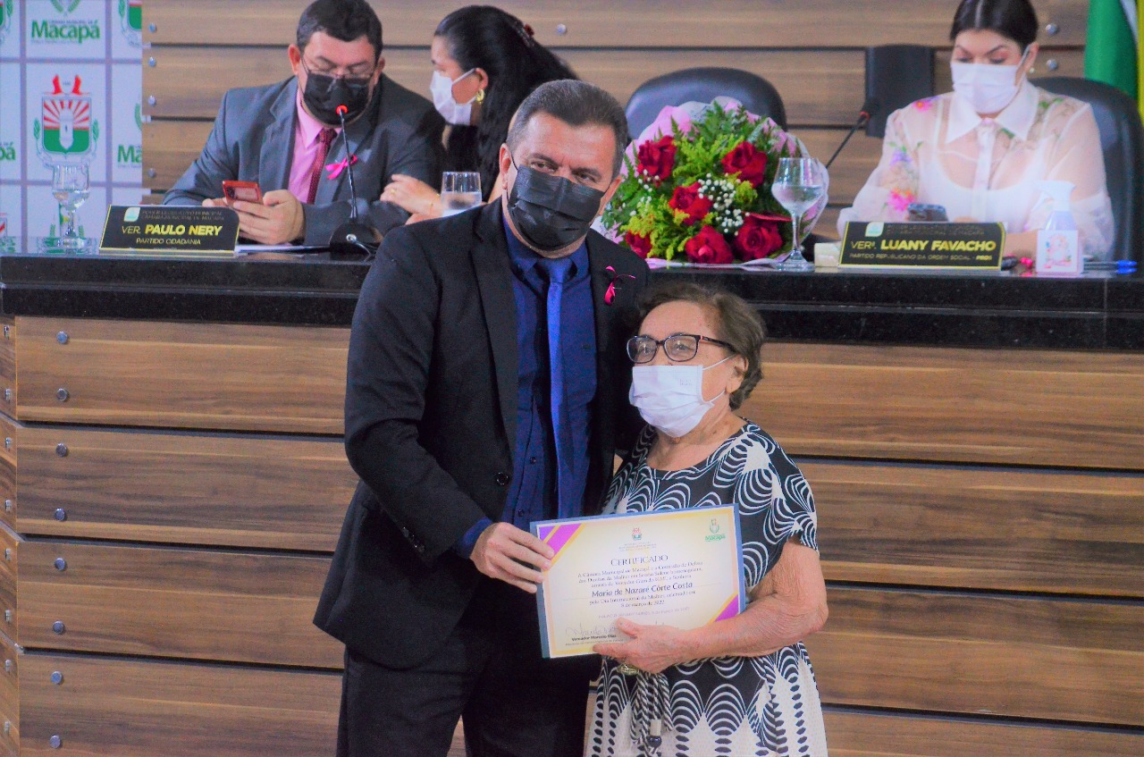Vereador Gian do Nae homenageia a professora aposentada e madrinha Maria de Nazaré Côrte